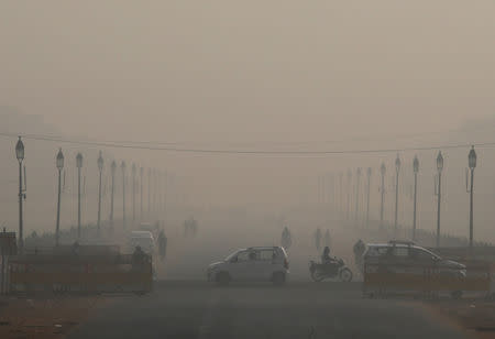 People commute on a smoggy morning in New Delhi, November 12, 2018. REUTERS/Anushree Fadnavis/Files