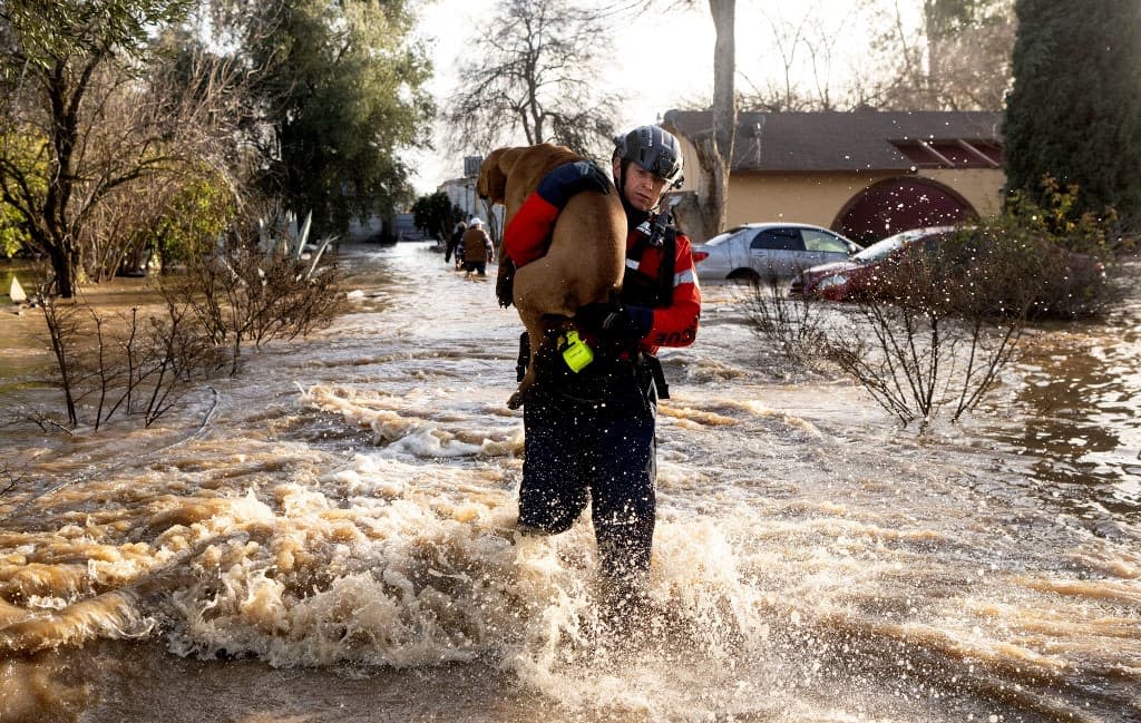 Les tempêtes violentes en Californie ont provoqué des inondations soudaines, fermé des routes principales, renversé des arbres et emporté des conducteurs et des passagers. - JOSH EDELSON / AFP