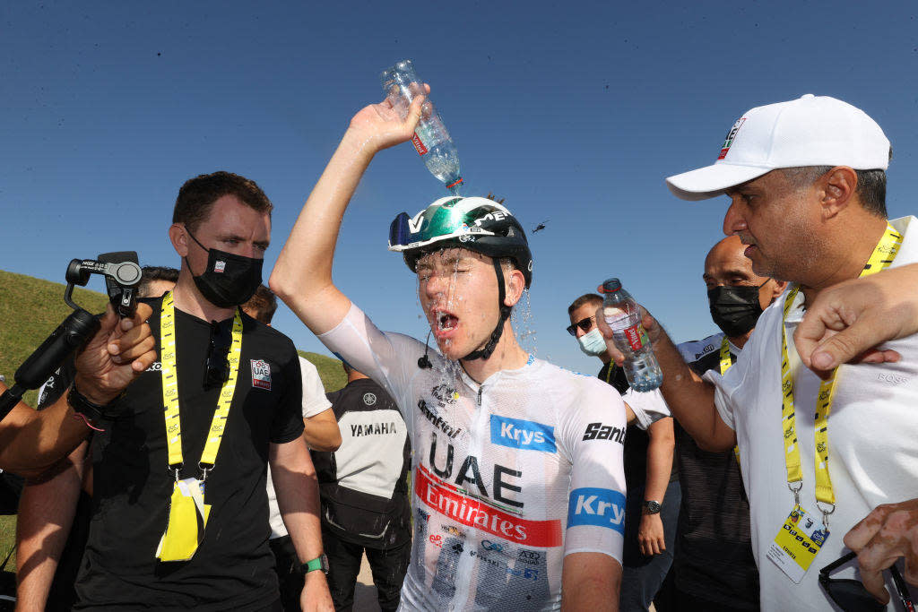 Deuxième du classement général du Tour de France, Tadej Pogacar a souffert de la chaleur comme tout le peloton à l’occasion de la 9e étape qui s’achevait dimanche 9 juillet au sommet du Puy de Dôme. 