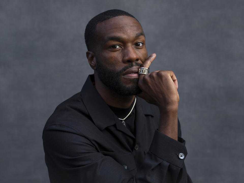 Yahya Abdul-Mateen II posa el lunes 7 de diciembre del 2020 en Nueva York. El actor fue nombrado uno de los Artistas Revelación del Año de The Associated Press para el 2020. (Foto por Drew Gurian/Invision/AP)