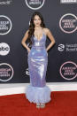 <p>Vollendeter Merrjungfrauen-Look: Olivia Rodrigo begeisterte in dieser blau schimmernden Robe im Mermaid-Cut von David Koma mit Flossen-, pardon, Feder-Detail am Bein und weichen Beach-Waves, die Arielle neidisch machen würden.</p> 