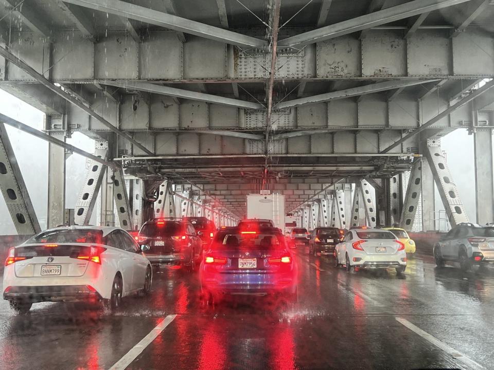 司機在80號橋遭遇風雨，因此減速慢行。（記者張曼琳／攝影）