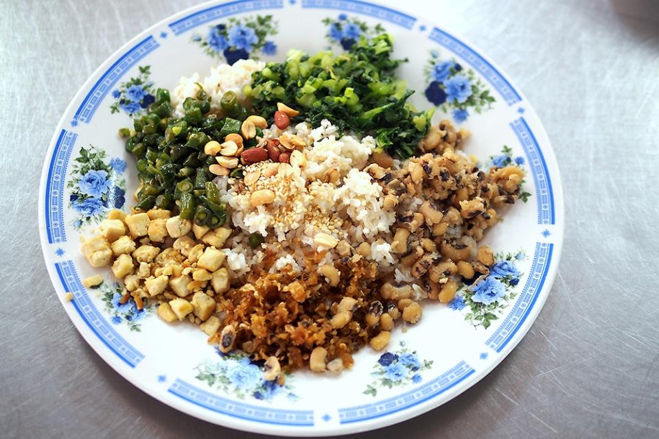 The 'lui cha' offers various vegetables, black eyed beans and beancurd with rice, peanuts and sesame seeds.