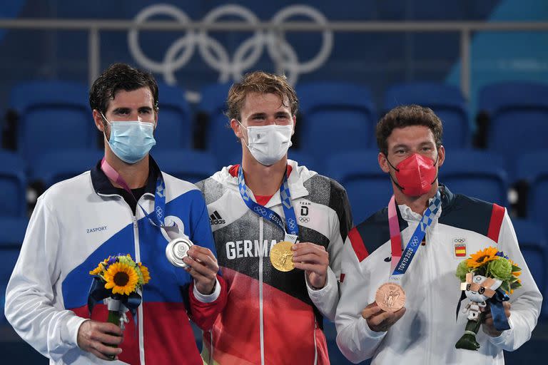 El podio del tenis en Tokio 2020: el ruso Karen Khachanov (plata), el alemán Alexander Zverev (oro) y el español Pablo Carreño Busta (bronce). 