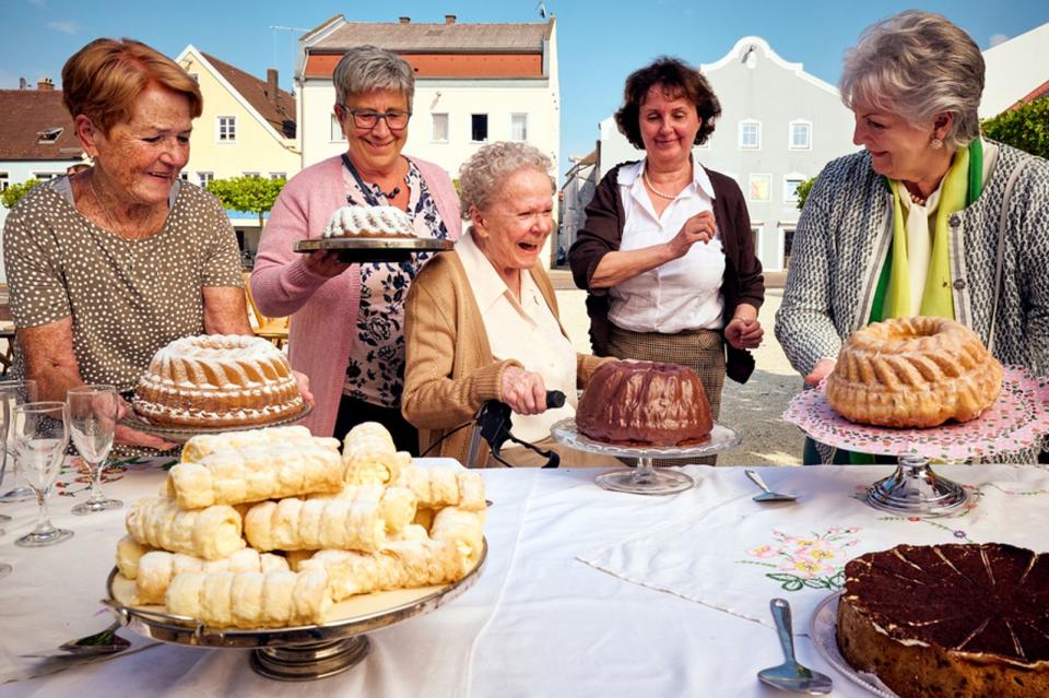 Oma Eberhofer (Enzi Fuchs, Mitte) hat Guglhupf gebacken - da ist die Welt in Niederkaltenkirchen noch einigermaßen in Ordnung. Aber bald schon wird auf den leckeren Kuchen geschossen ... (Bild: EuroVideo / Bernd Schuller)