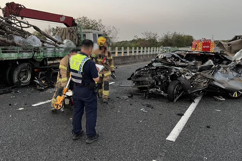 國道3號北向328公里台南六甲路段19日下午發生一起大貨車與自小客車車禍，自小客車車身嚴重變形，警消獲報到場發現車內男駕駛已明顯死亡。（中央社／讀者提供）
