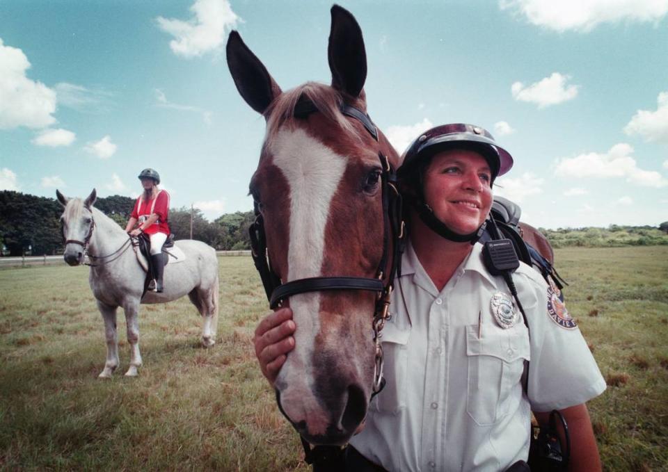 En 2000, Kathy Hart, agente a caballo de la policía de Davie, con su caballo Chocolate, recibe ayuda patrullando los senderos ecuestres de los alrededores de Davie de una patrulla montada ciudadana. Uno de los miembros de la patrulla es Sally Piasecki, fotografiada al fondo con su caballo London Fog.