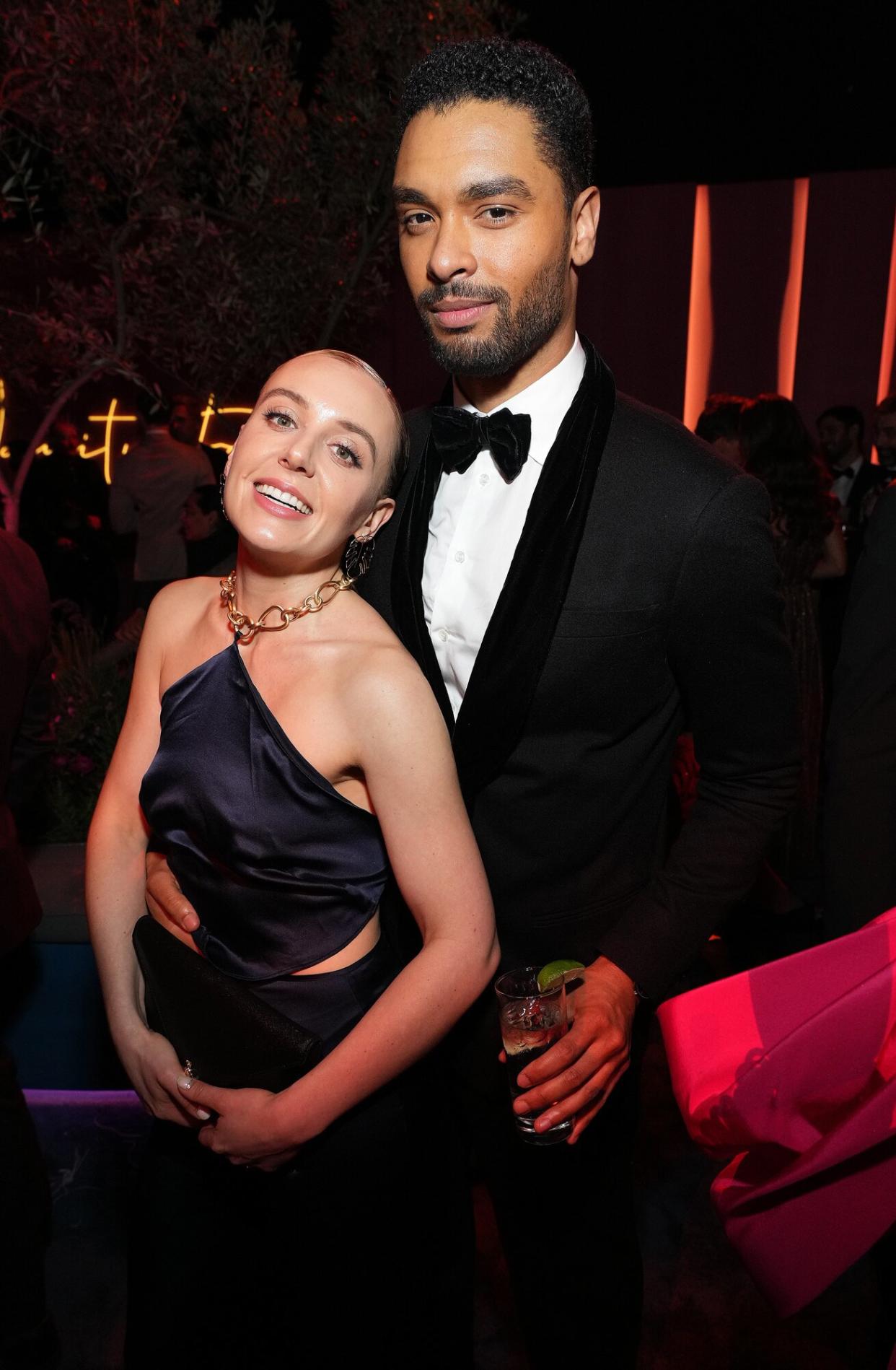 Emily Brown and Regé-Jean Page attend the 2022 Vanity Fair Oscar Party hosted by Radhika Jones at Wallis Annenberg Center for the Performing Arts on March 27, 2022 in Beverly Hills, California.