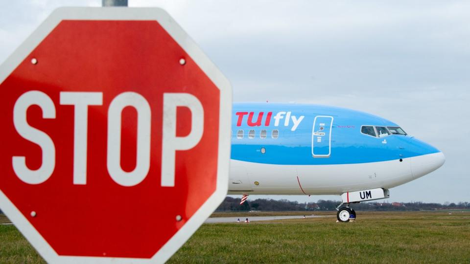 Tuifly will künftig auf etwa die Hälfte ihrer Jets verzichten und mindestens drei Basen dichtmachen. Hunderte weitere Stellen im Tui-Konzern könnten dabei abgebaut werden.