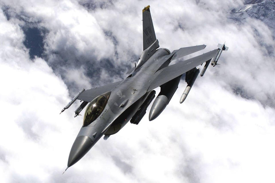 美國歐洲及非洲司令部空軍司令赫克上將（James Hecker）表示，F-16 並非烏克蘭對抗俄國的「銀子彈」（silver bullet），烏克蘭也將需花費大把時間訓練飛行員操作 F-16。   圖：翻攝自 X ( 前推特 )