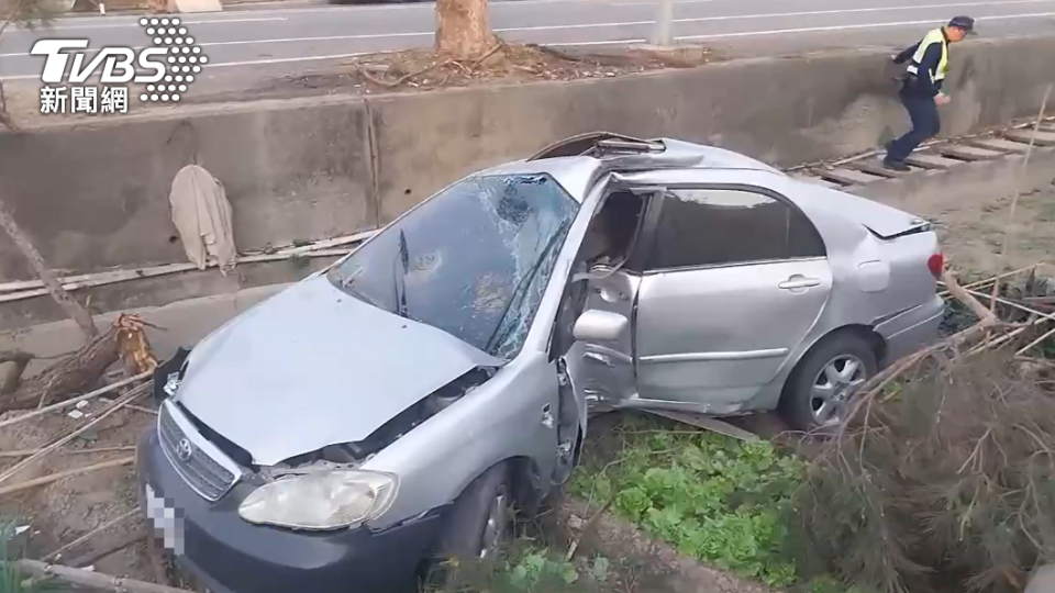 整輛車折成V型。（圖／TVBS）