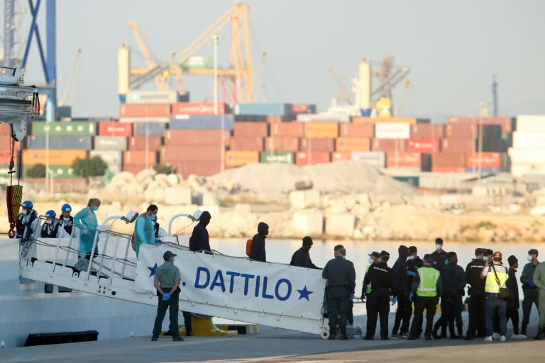 The first of three ships to arrive in Valencia was the Datillo, an Italian navy boat carrying 274 migrants