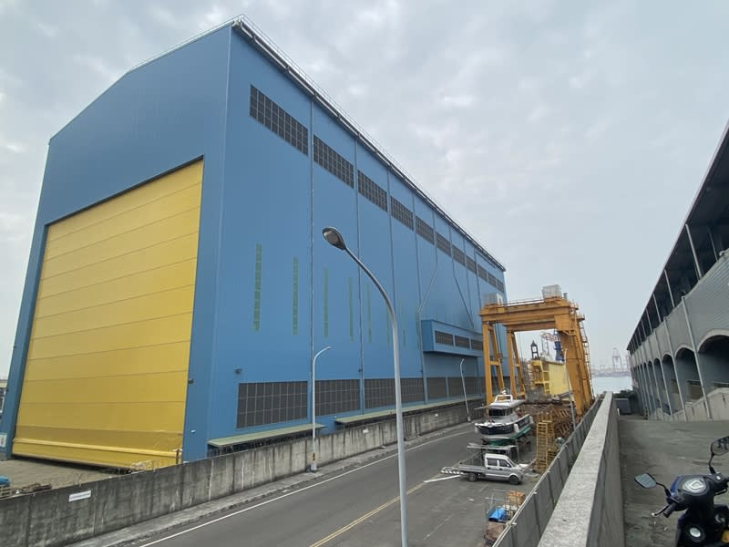 首艘國造潛艦海鯤軍艦已進入泊港測試（HAT）最後階段，27日將從台船海昌工廠藉中信8號浮塢移至乾塢，準備進行「預備傾測試驗」等HAT測試項目。圖為26日海鯤軍艦將移出到中信8號浮動船塢上作業。（中央社）
