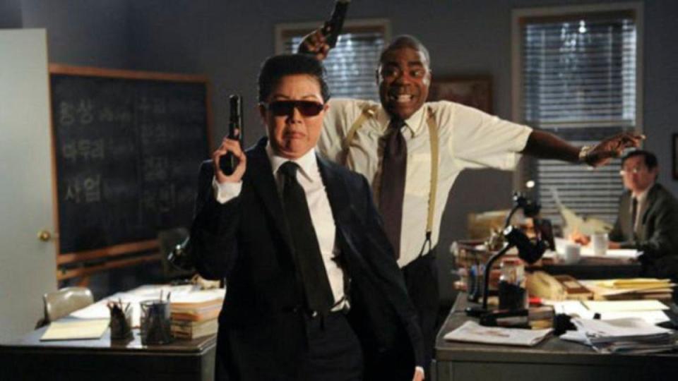 趙牡丹（左）曾在影集《超級製作人》裡反串前北韓領導人金正日，因此入圍艾美獎喜劇類最佳客串女演員。（翻攝自tv.avclub.com）