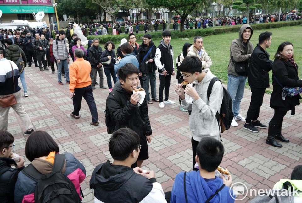 館長發雞排，兩千民眾排隊大啖雞排一嚐勝利滋味！   圖：張良一/攝