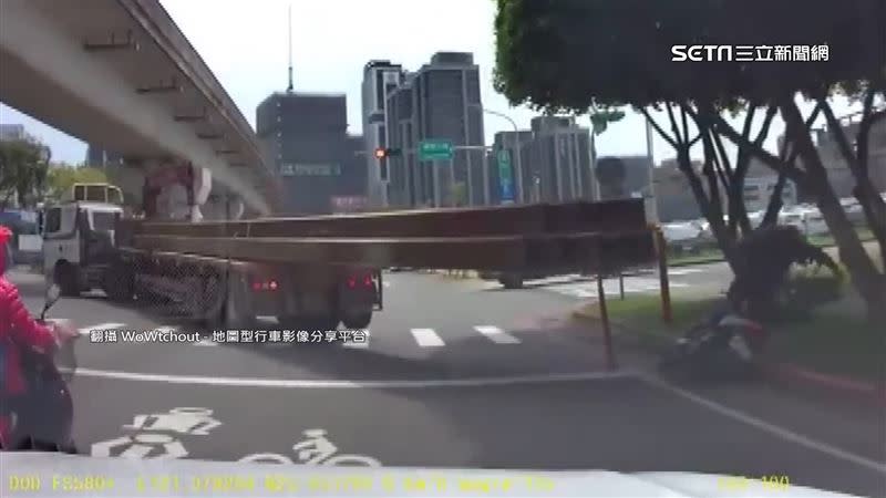 機車騎士驚險棄車逃生。（圖／翻攝自WoWtchout-地圖型行車影像分享平台）