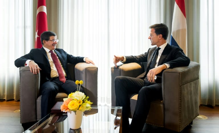 Dutch Prime Minister Mark Rutte (R) meets with his Turkish counterpart Ahmet Davutoglu in The Hague on February 10, 2016