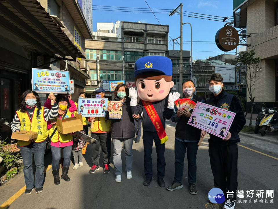 大園警分局春節治安不打烊，市場防搶、防詐騙、防竊及防假鈔宣導。<br /><br />
<br /><br />
