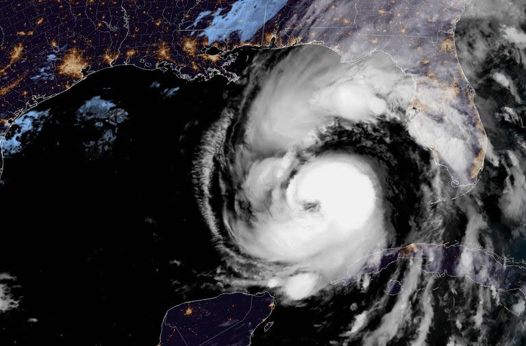 Esta imagen obtenida de la Administración Nacional Oceánica y Atmosférica (NOAA) muestra el huracán Helene el 26 de septiembre de 2024. Se pronosticaba que un huracán cada vez más poderoso que amenazaba con inundaciones y marejadas 