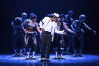 En esta imagen difundida por O & M Co./DKC, Myles Frost, en el centro, y parte del elenco durante una función del musical "MJ". (Matthew Murphy/O & M Co./DKC vía AP)