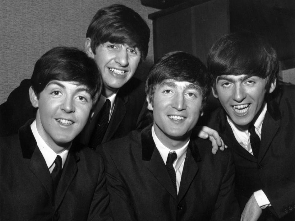 Genios trabajando: (de izquierda a derecha) Paul McCartney, Ringo Starr, John Lennon y George Harrison en 1964 (Getty)