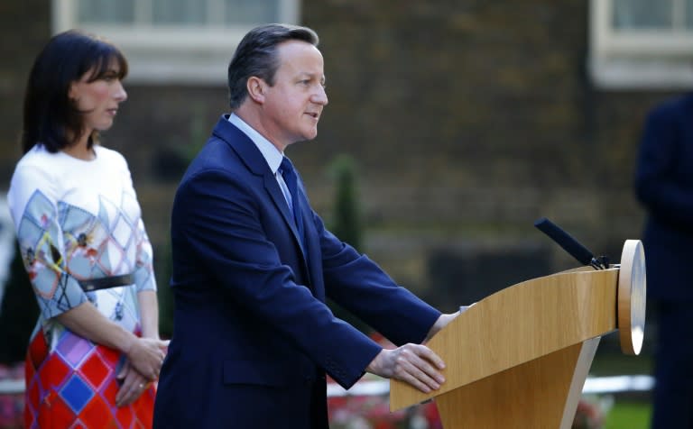 British Prime Minister David Cameron (R) flanked by his wife Samantha speaks to the press in front of 10 Downing street in central London on June 24, 2016