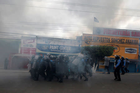 Riot police cover themselves from stones, during a protest against the re-election of Honduras' President Juan Orlando Hernandez in Tegucigalpa, Honduras January 20, 2018. REUTERS/Jorge Cabrera