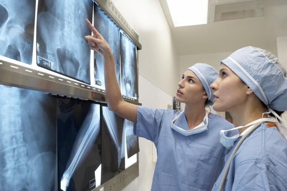 Esta enfermedad esquelética se caracteriza por una baja masa ósea y por un deterioro de la microarquitectura del hueso (la calidad ósea), que condiciona un aumento de la fragilidad ósea y de la susceptibilidad a presentar fractura. (Foto: Getty)