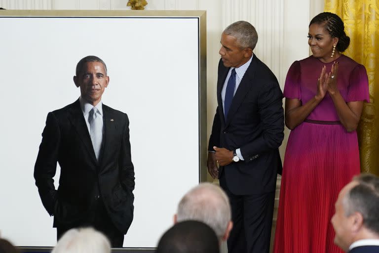 Barack Obama mira su retrato en la Casa Blanca. (AP Photo/Andrew Harnik)