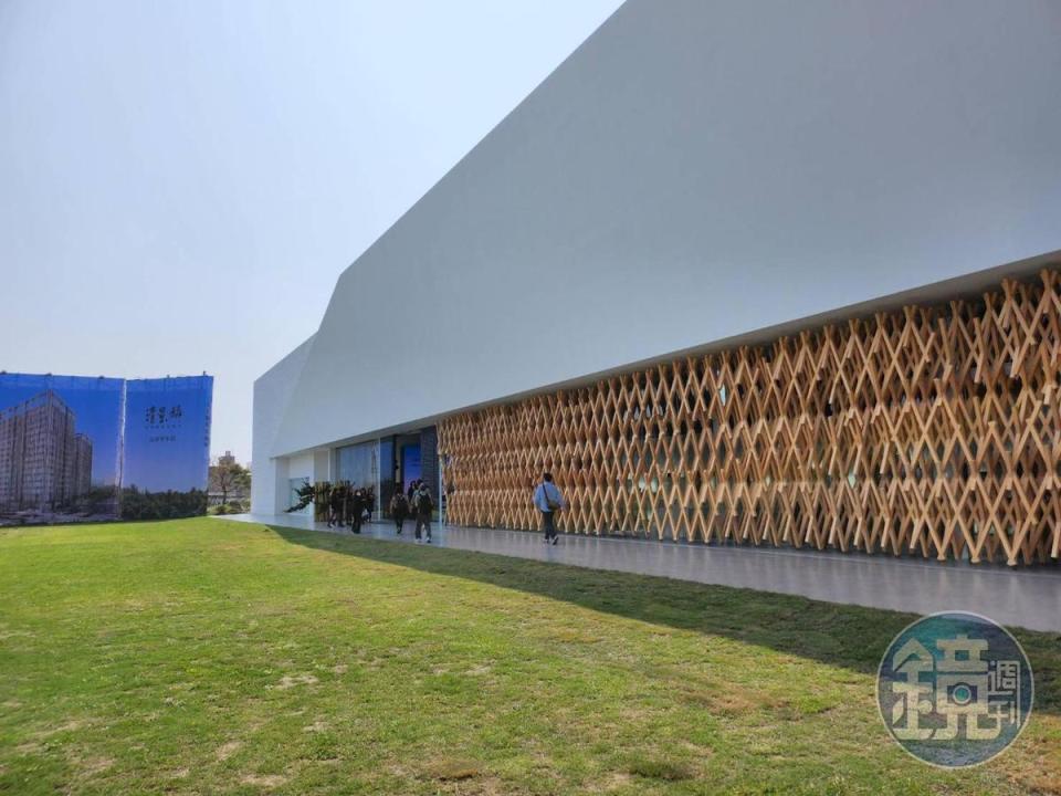 巴克禮PARK接待中心是以國際建築大師隈研吾知名的X型為元素，組成檜木格柵。