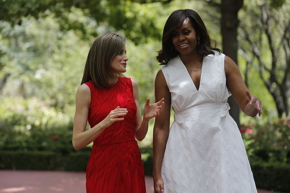 Al lado de la esposa de Barack Obama, Letizia parecía muy diminuta.