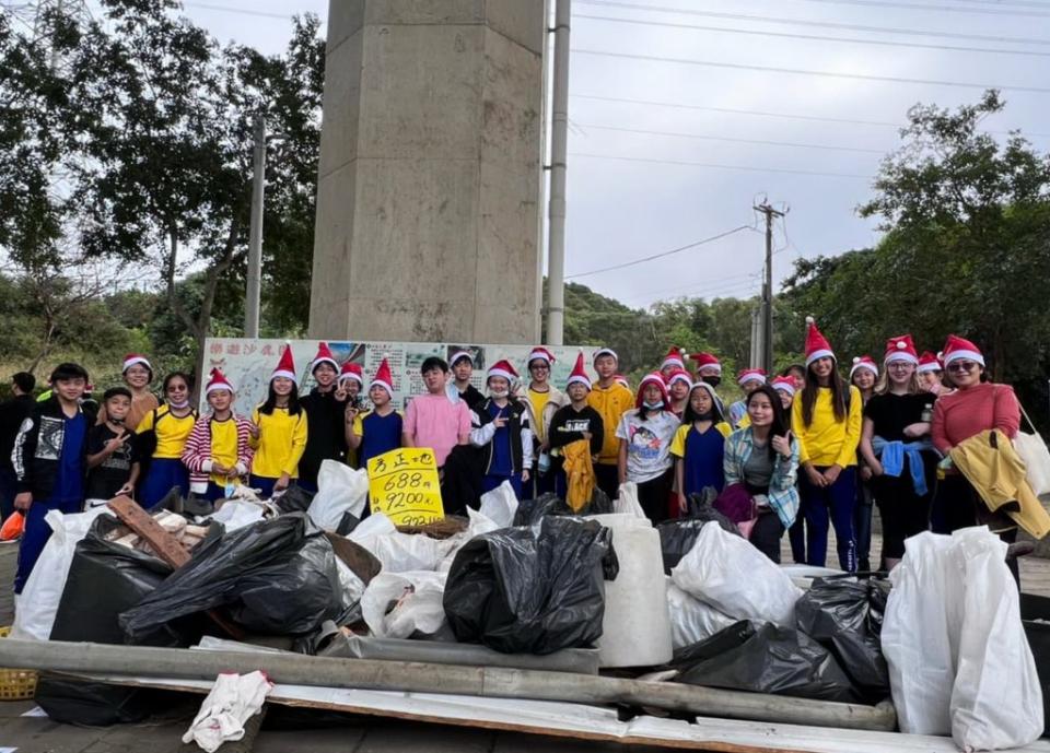 台中港務分公司前往沙鹿區登山步道舉辦「港務送禮物，一起愛地球」清淨家園活動，充滿耶誕溫馨氣氛。（記者陳金龍攝）