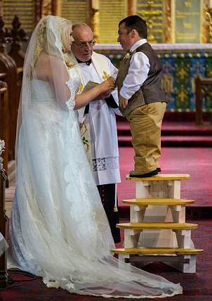 Debido a su estatura, James Lusted siempre ha necesitado escaleras. Ahora, utilizó una creada especialmente para él y así poder darle un beso a Chloe, su novia, el día de su boda.