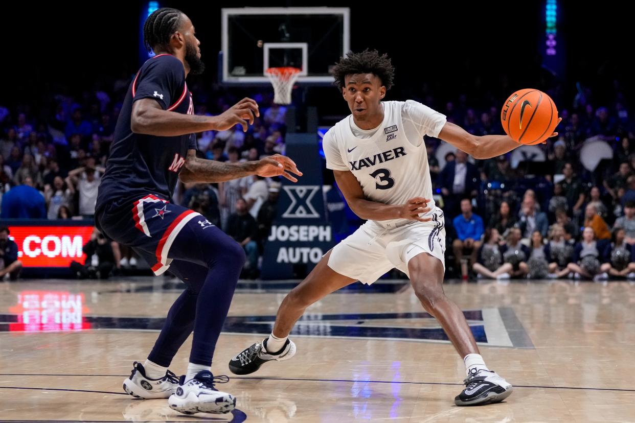 Xavier Musketeers guard Dailyn Swain (3) throws a pass inside in the second half of the NCAA Men’s basketball game between the Xavier Musketeers and the Robert Morris Colonials at the Cintas Center in Cincinnati on Monday, Nov. 6, 2023. Xavier won 77-63.