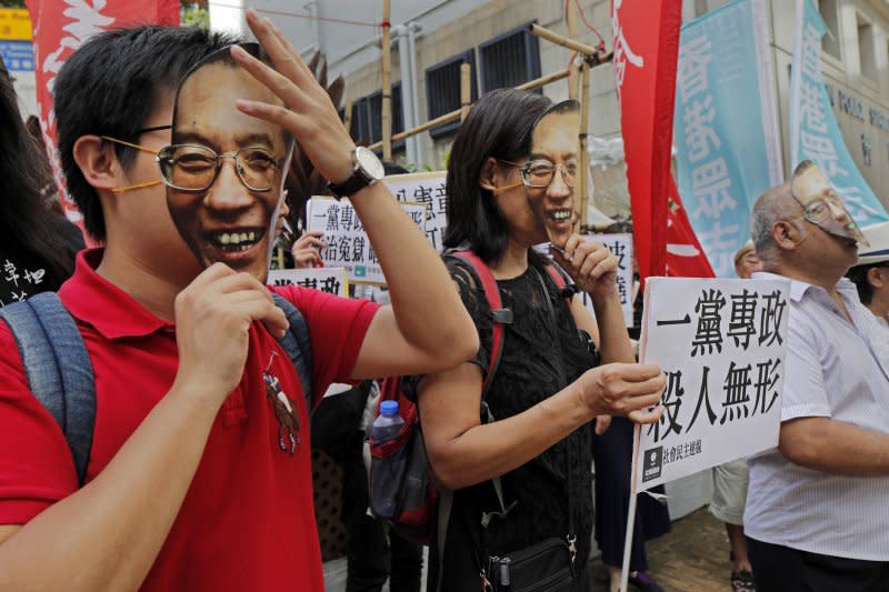 香港民眾至中聯辦抗議，要求北京政府釋放劉曉波。(美聯社)