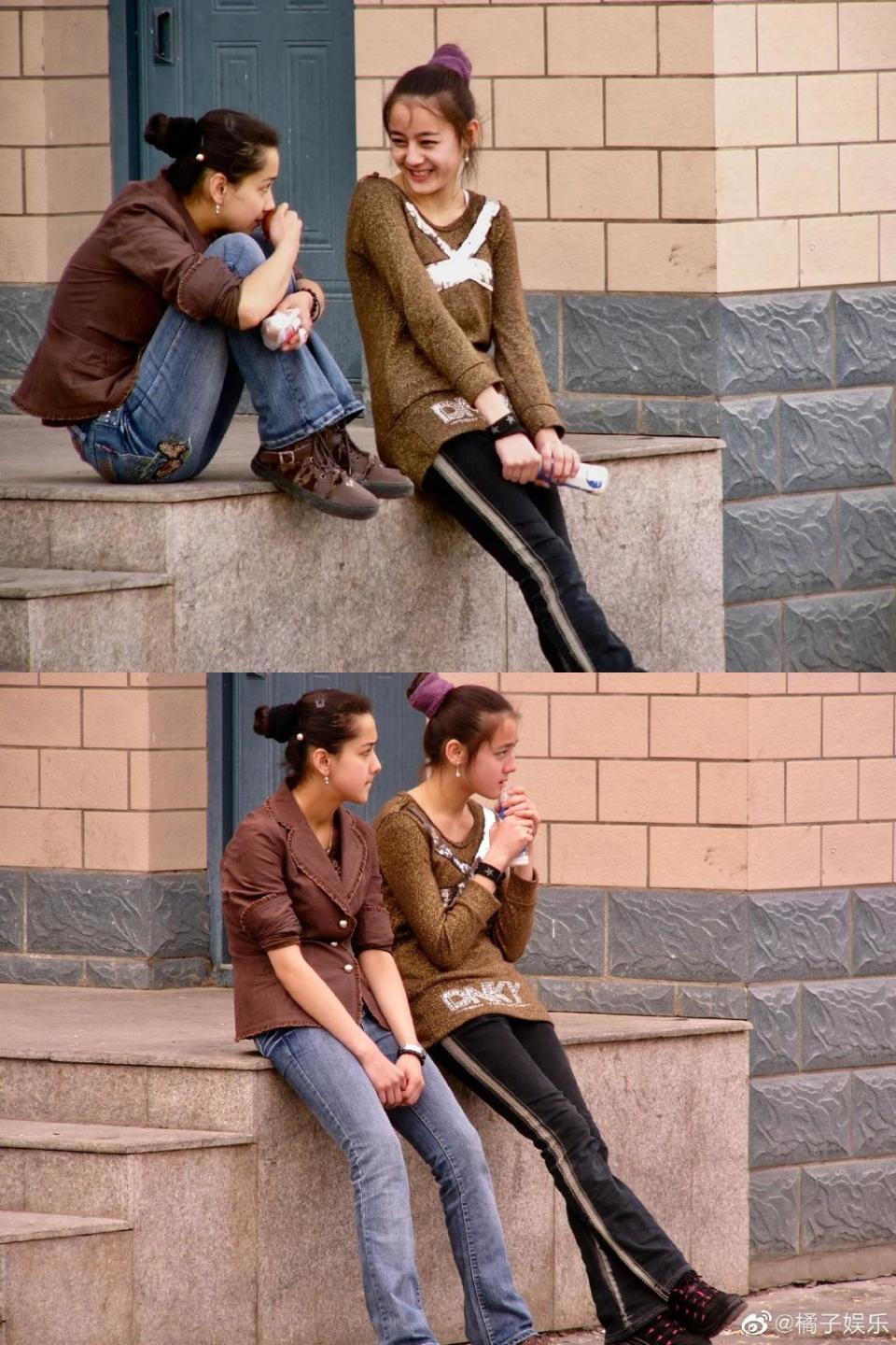 迪麗熱巴坐在路邊與朋友閒聊。（圖／翻攝自橘子娛樂微博）