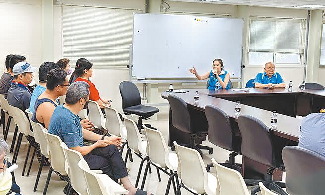 國民黨台北市議員應曉薇（右二）8日前往北市第一果菜及魚類批發中繼市場，替改建案工地附近的居民開協調會，呼籲施工單位重視居民權益。（丁上程攝）