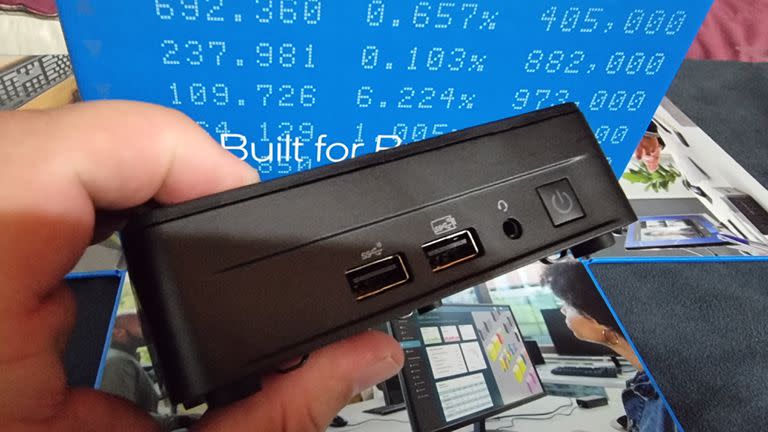 El frente de la NUC Pro de Intel, con los puertos USB frontales y la conexión de audio analógico