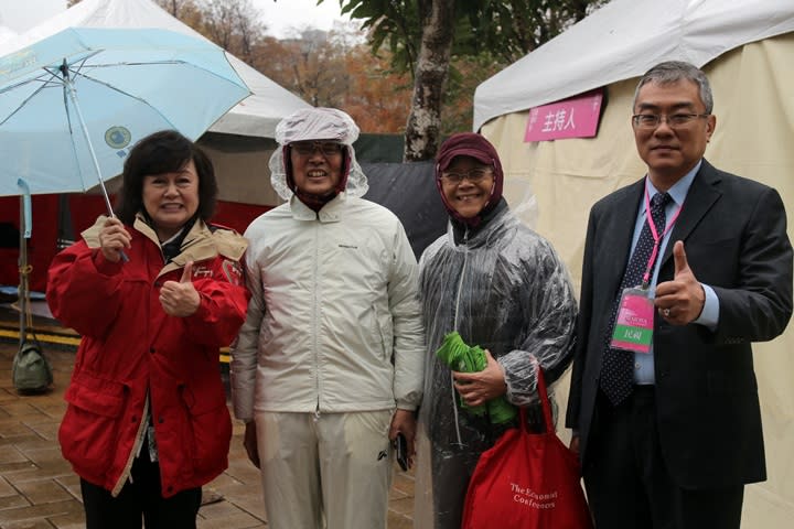 左起民視總經理王明玉、宏碁集團創辦人施振榮與施夫人、民視節目事業群節目部資深副總許念台