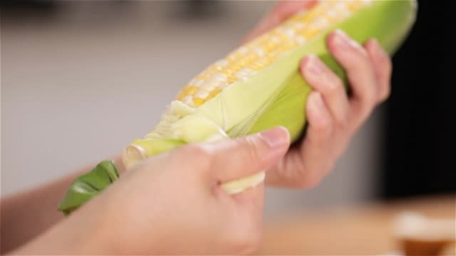 Removing the jacket of pearl sweet corn