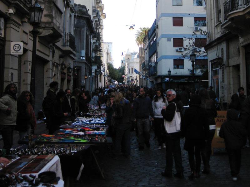 Am Wochenende zieht sich ein Markt durch die Straßen von San Telmo. Foto: Lena Klimkeit