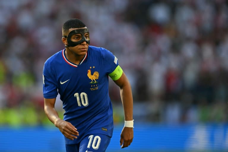 La estrella francesa Kylian Mbappé con una mascará durante el empate (1-1) entre Francia y Polonia en la tercera jornada de la Eurocopa, el 24 de junio de 2024 (OZAN KOSE)