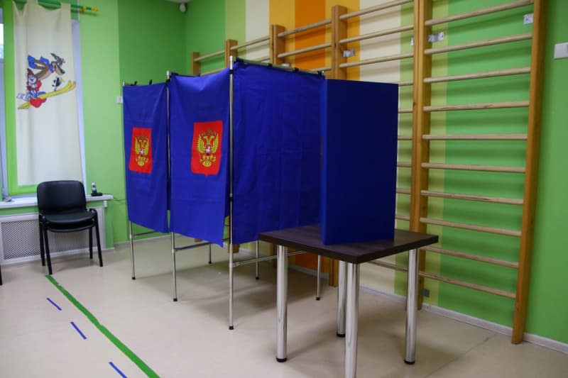 A view of a voting booth at a polling station where the voting for the 2024 Russian presidential election began from 15–17 March 2024. Maksim Konstantinov/SOPA Images via ZUMA Press Wire/dpa