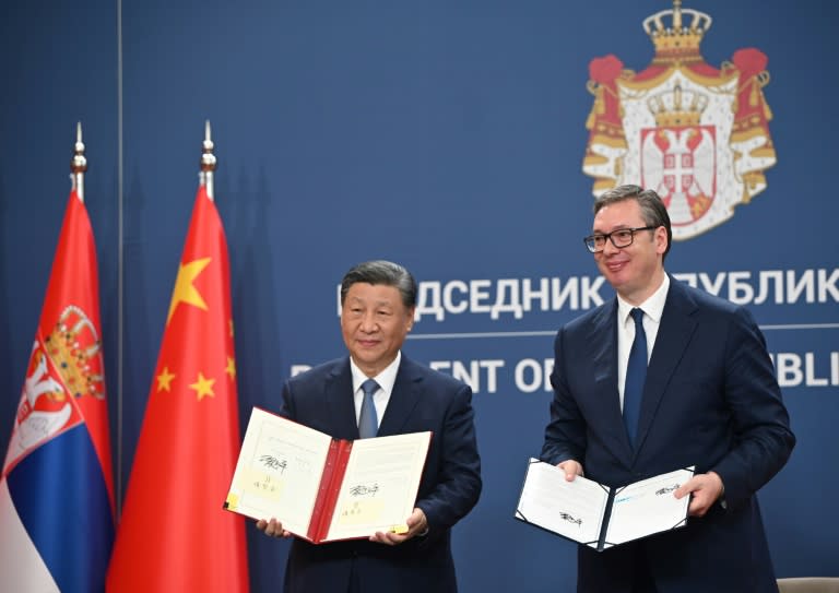 Beim Staatsbesuch des chinesischen Präsidenten Xi in Serbien haben sich Belgrad und Peking gegenseitig ihrer Freundschaft versichert. Präsident Vucic bereitete Xi einen pompösen Empfang. Später wollte Xi weiter zu einem Treffen mit Ungarns Regierungschef Orban reisen. (Elvis Barukcic)