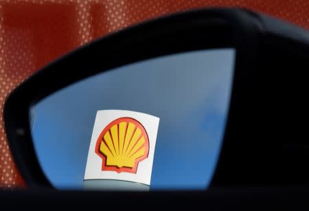 A Shell logo is seen reflected in a car's side mirror at a petrol station in west London, Britain, January 29, 2015. Picture taken January 29, 2015. REUTERS/Toby Melville/File Photo