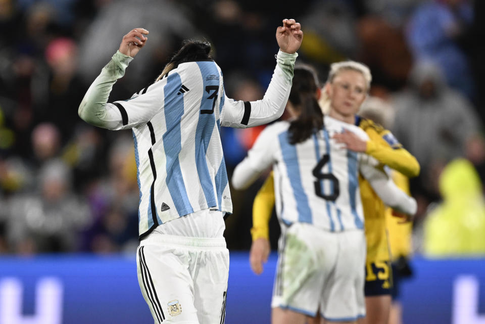 La argentina Eliana Stabile reacciona tras el encuentro del Grupo G del Mundial de Australia y Nueva Zelanda contra Suecia, en Hamilton, Nueva Zelanda, el 2 de agosto de 2023. (AP Foto/Andrew Cornaga)