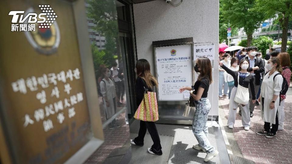 南韓邊境鬆綁後，位於東京的大使館外出現排隊詢問旅遊事宜的人龍。（圖／達志影像美聯社）