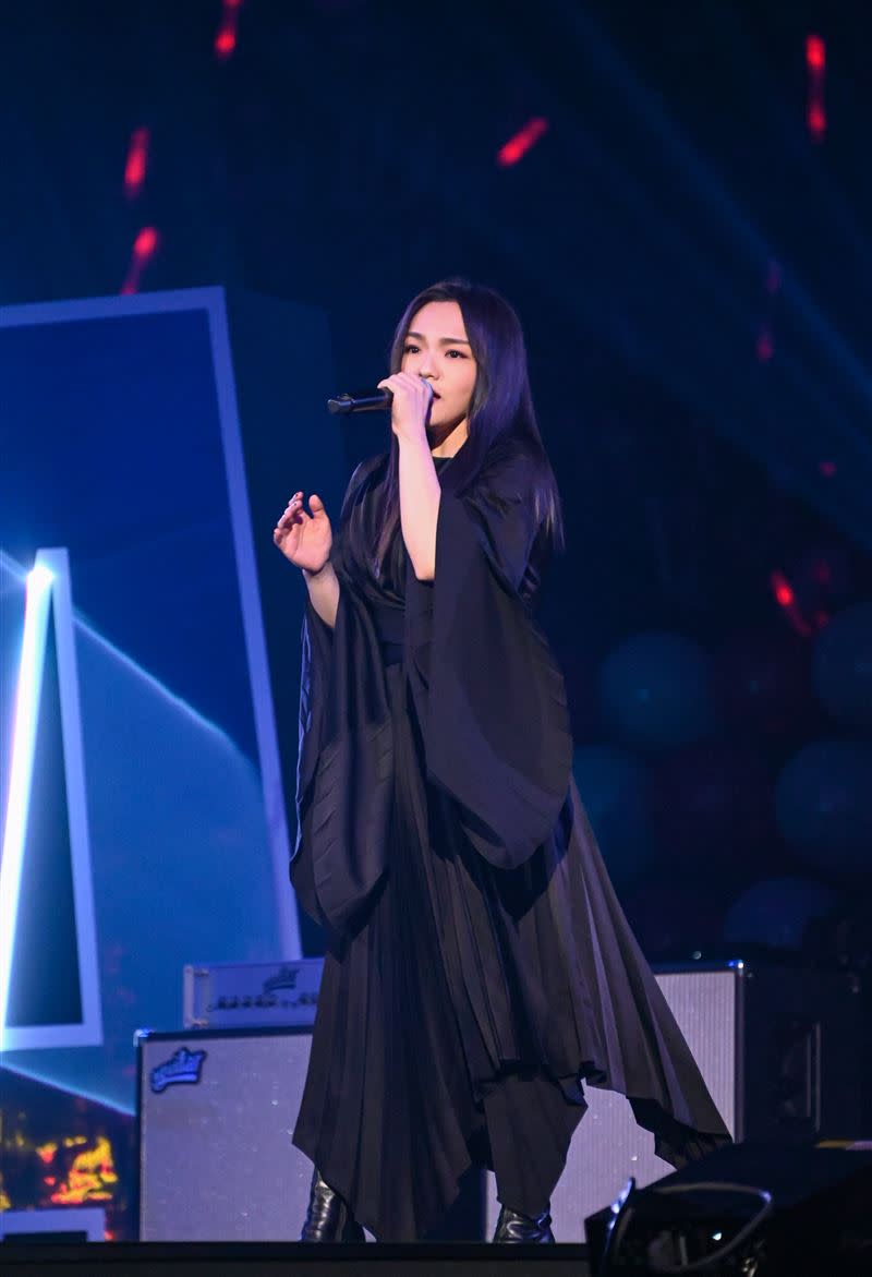 徐佳瑩身穿全黑質感收腰洋裝登台。(圖／台視提供）