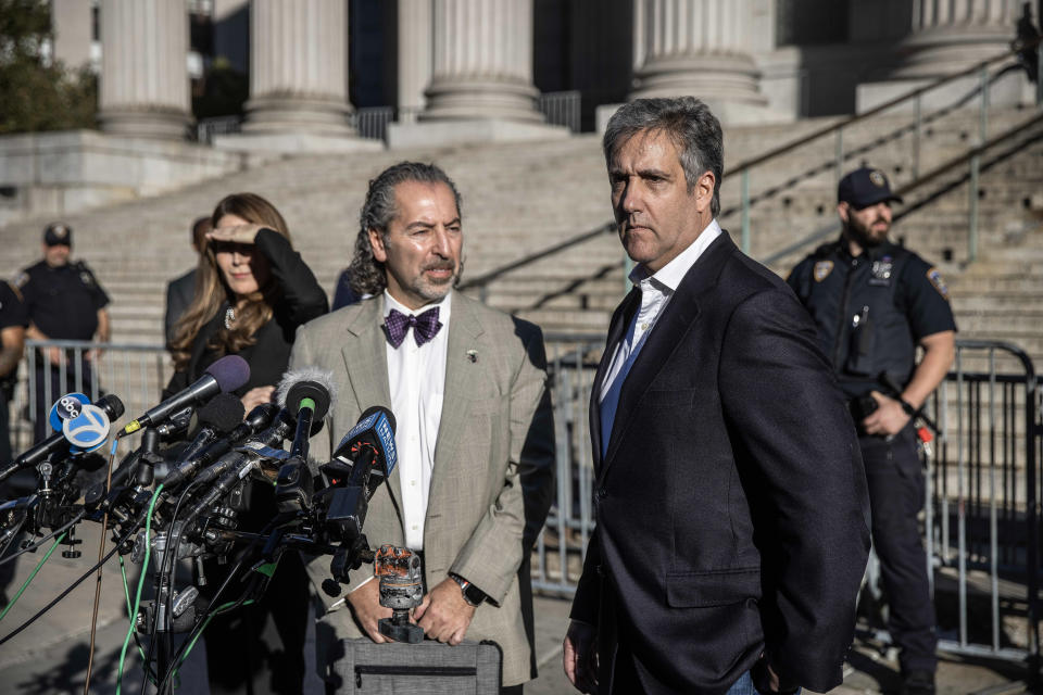 Michael Cohen, quien fungió como abogado del expresidente Donald Trump, habla con los periodistas después de testificar en el juicio civil por fraude contra Trump en el edificio de la Corte Suprema del Estado de Nueva York en Manhattan, el 25 de octubre de 2023. (Dave Sanders/The New York Times)