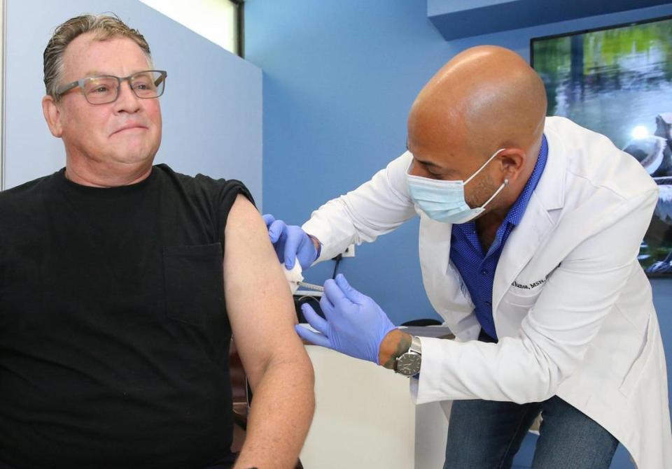 Duane Rinde, de 57 años, habitante de Oakland Park, recibe la vacuna contra la viruela del mono administrada por el enfermero Joel Ramos en Latinos Salud en Wilton Manors, la Florida, el miércoles 20 de julio de 2022. También recibió la vacuna contra la enfermedad meningocócica después de escuchar de un amigo en Texas que contrajo la enfermedad y perdió las manos y los pies.